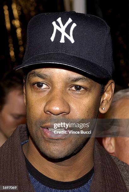Actor/director Denzel Washington attends the premiere of the film "Antwone Fisher" at the Motion Picture Academy on December 19, 2002 in Beverly...