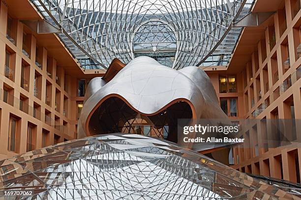 interior of frank gehry's dz bank building - frank gehry photos et images de collection
