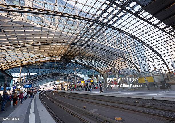 berlin hauptbanhof (berlin central station) - berlin hauptbahnhof stock-fotos und bilder