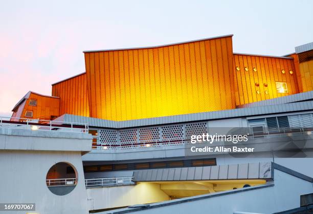 'berliner philharmonie' concert hall at dusk - berliner philharmonie fotografías e imágenes de stock