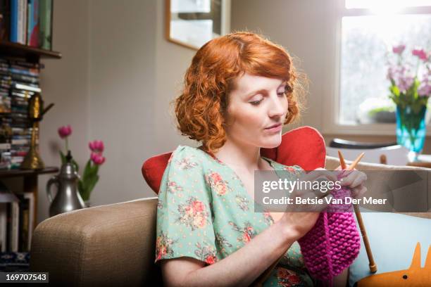 woman knitting in livingroom. - 用針織 個照片及圖片檔