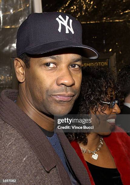 Actor/director Denzel Washington attends the premiere of the film "Antwone Fisher" at the Motion Picture Academy on December 19, 2002 in Beverly...