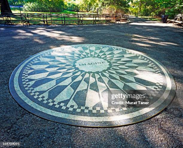 mosaic in a public park - john lennons memorial foto e immagini stock