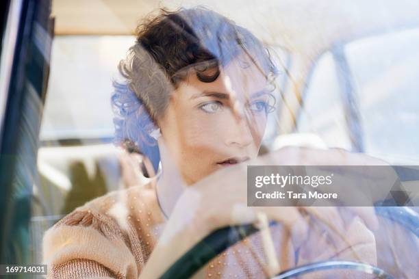 woman at steering wheel in car - driver portrait stockfoto's en -beelden