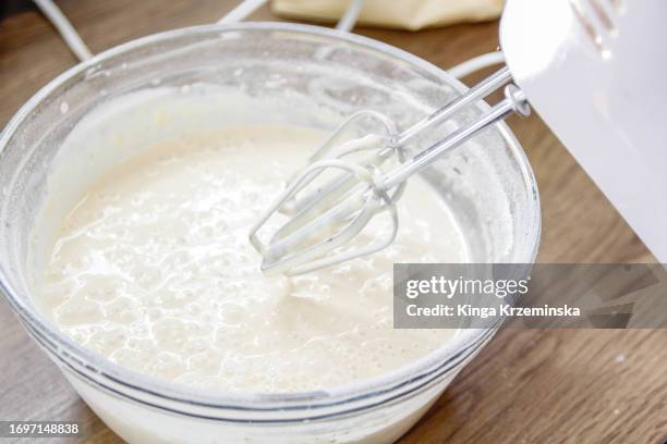 electric mixer - fouet photos et images de collection