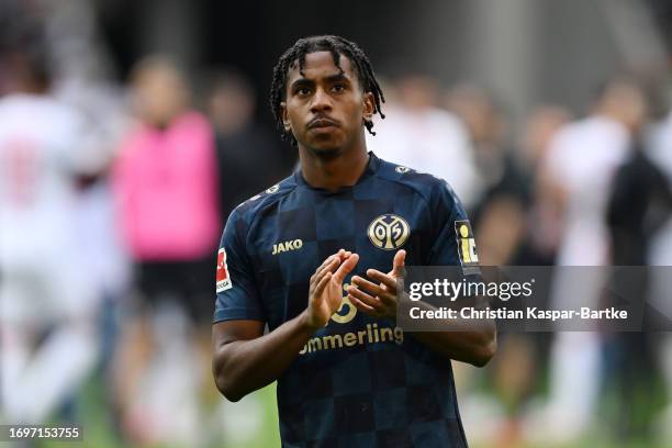 Leandro Barreiro of 1.FSV Mainz 05 applauds the fans following the team's loss during the Bundesliga match between FC Augsburg and 1. FSV Mainz 05 at...