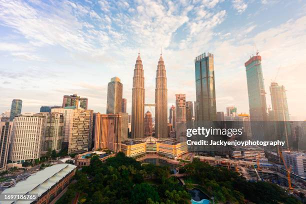 morning view of the city of kuala lumpur in malaysia with the petronas towers - kuala lumpur fotografías e imágenes de stock