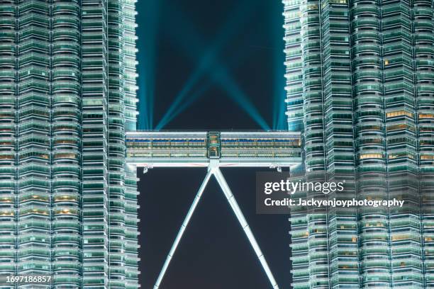 malaysia, kuala lumpur, petronas - skybridge petronas twin towers stock pictures, royalty-free photos & images