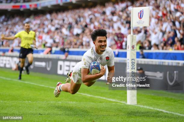 Marcus Smith of England scores his team's fifth try during the Rugby World Cup France 2023 match between England and Chile at Stade Pierre Mauroy on...