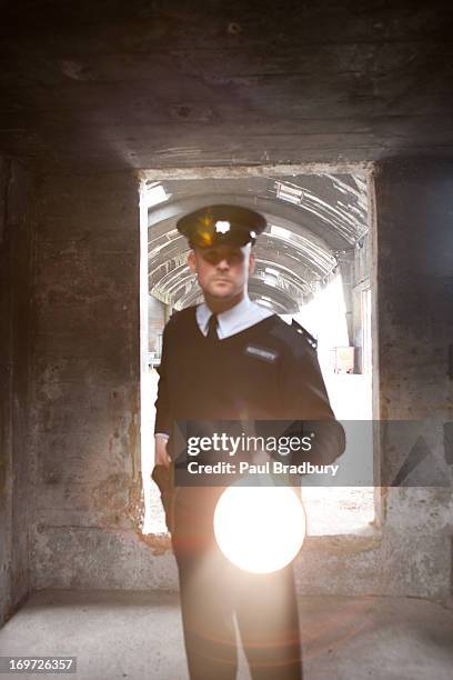 Guarda De Segurana Com Lanterna Eltrica Verificar Bunker, Foto de stock