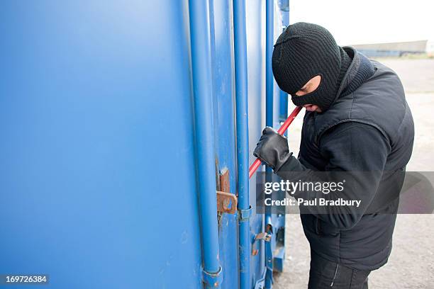 einbrecher prying fenster geöffnet mit brecheisen - brecheisen stock-fotos und bilder