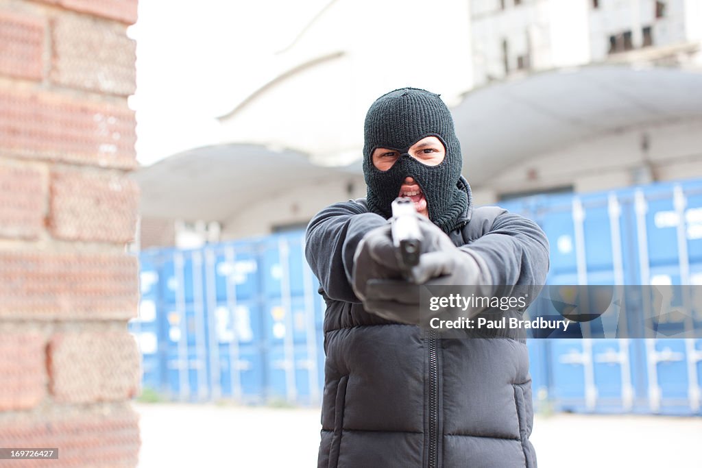 Homem na máscara de esqui segurando Arma