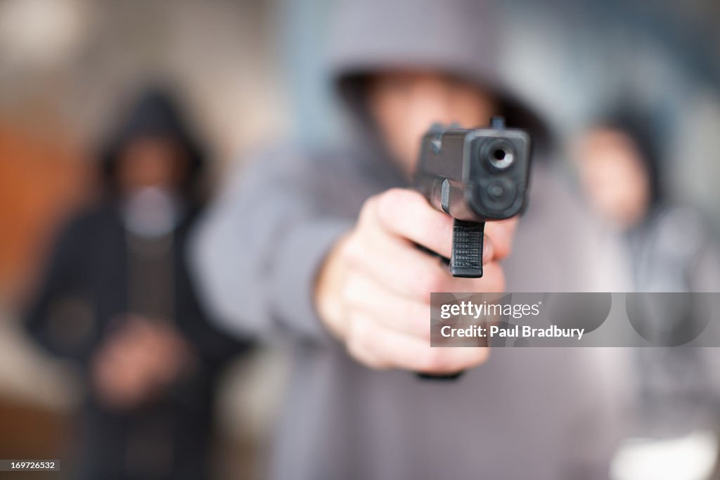Hombre con pistola con punta del espectador
