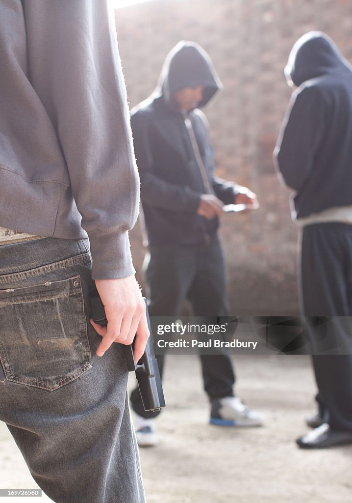 Homem com arma aproximar traficantes de droga