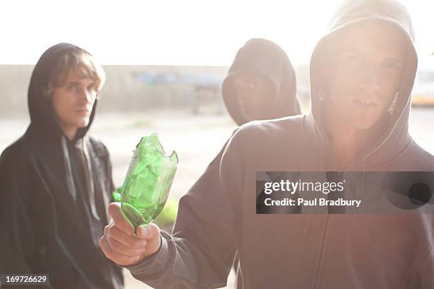 uomo ricorrere rotto bottiglia - aggressione foto e immagini stock