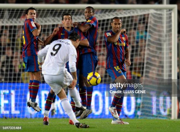 Barcelona's midfielder Xavi Hernandez, Sergio Ramos, Malian midfielder Seydou Keita and Barcelona's French forward Thierry Henry vies with Real...