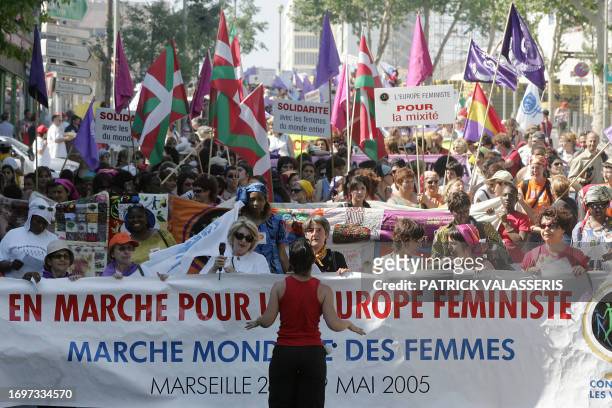 Des personnes défilent à l'appel de plusieurs organisations européennes de défense des droits des femmes, le 28 mai 2005 à Marseille. Pour son escale...