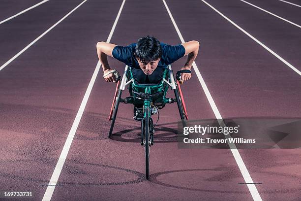 wheelchair athlete racing - sportman - fotografias e filmes do acervo