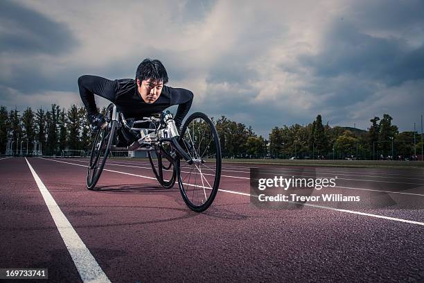 wheelchair athlete racing - carrera de sillas de ruedas fotografías e imágenes de stock