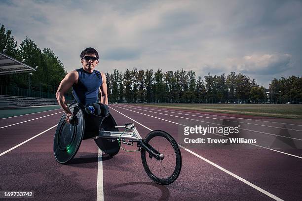 wheelchair athlete racing - carrera de sillas de ruedas fotografías e imágenes de stock