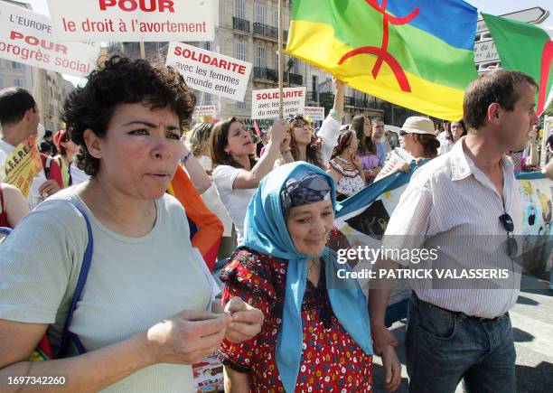 Des personnes défilent à l'appel de plusieurs organisations européennes de défense des droits des femmes, le 28 mai 2005 à Marseille. Pour son escale...