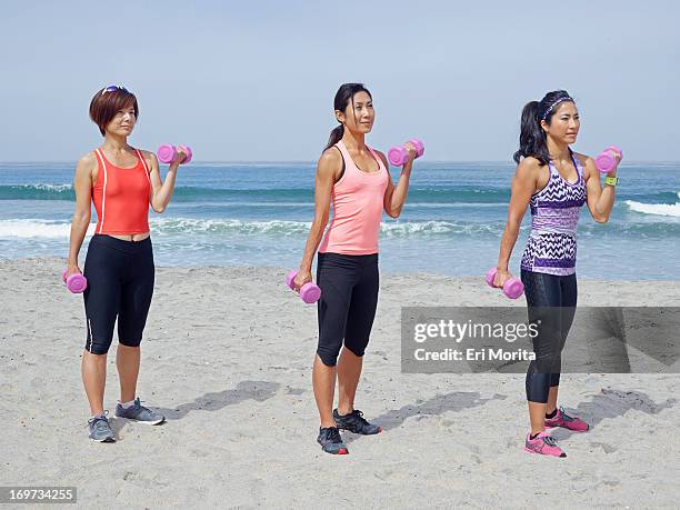 3 women exercising on beach - trying on点のイラスト素材／クリップアート素材／マンガ素材／アイコン素材
