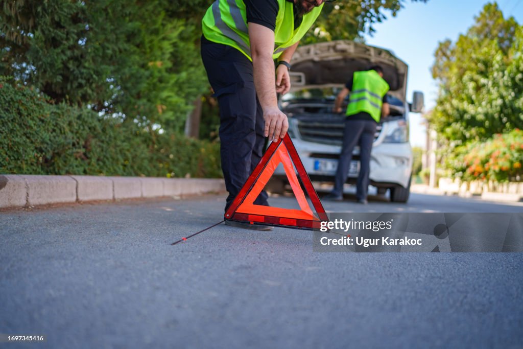 Triangle d’avertissement derrière la camionnette