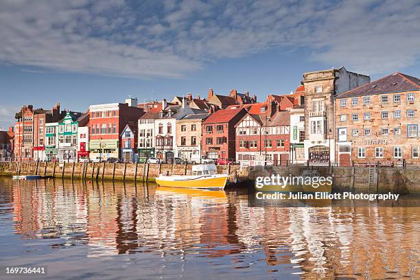 the seaside town of whitby in the north york moors - whitby inghilterra foto e immagini stock