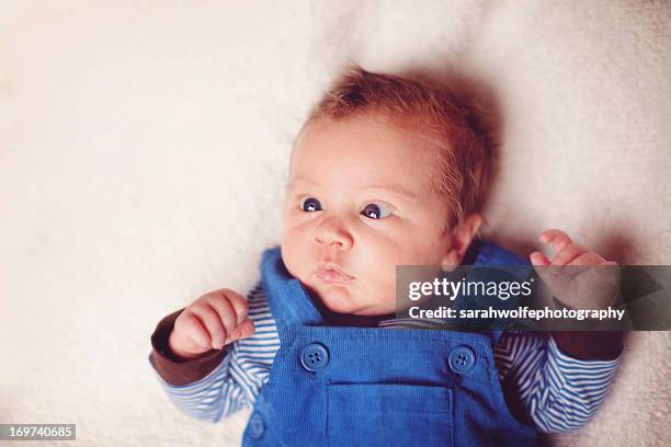 newborn baby crossing his eyes - cross eyed 個照片及圖片檔