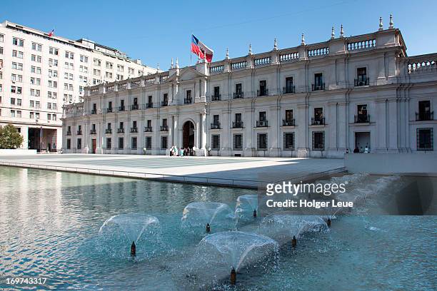 fountains at palacio de la moneda - 拉莫內達宮憲法廣場 個照片及圖片檔