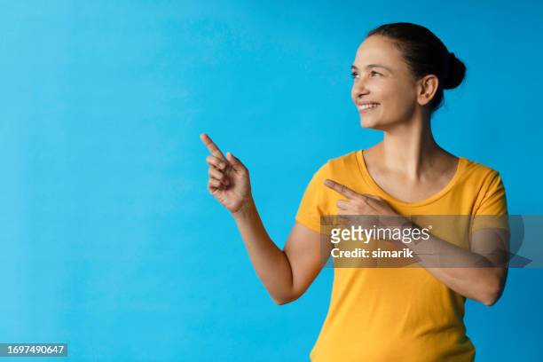pointing - empty face female stockfoto's en -beelden