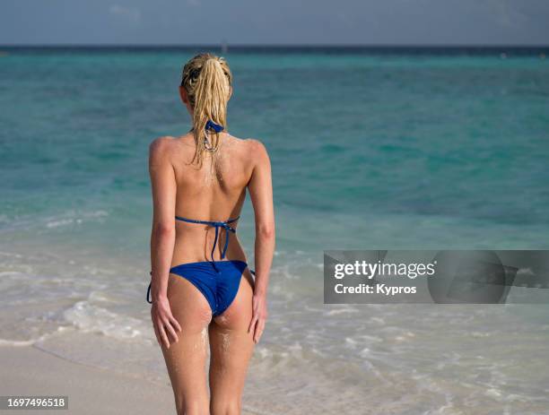 fashion model wearing swimwear on beach outdoors - beach bum imagens e fotografias de stock