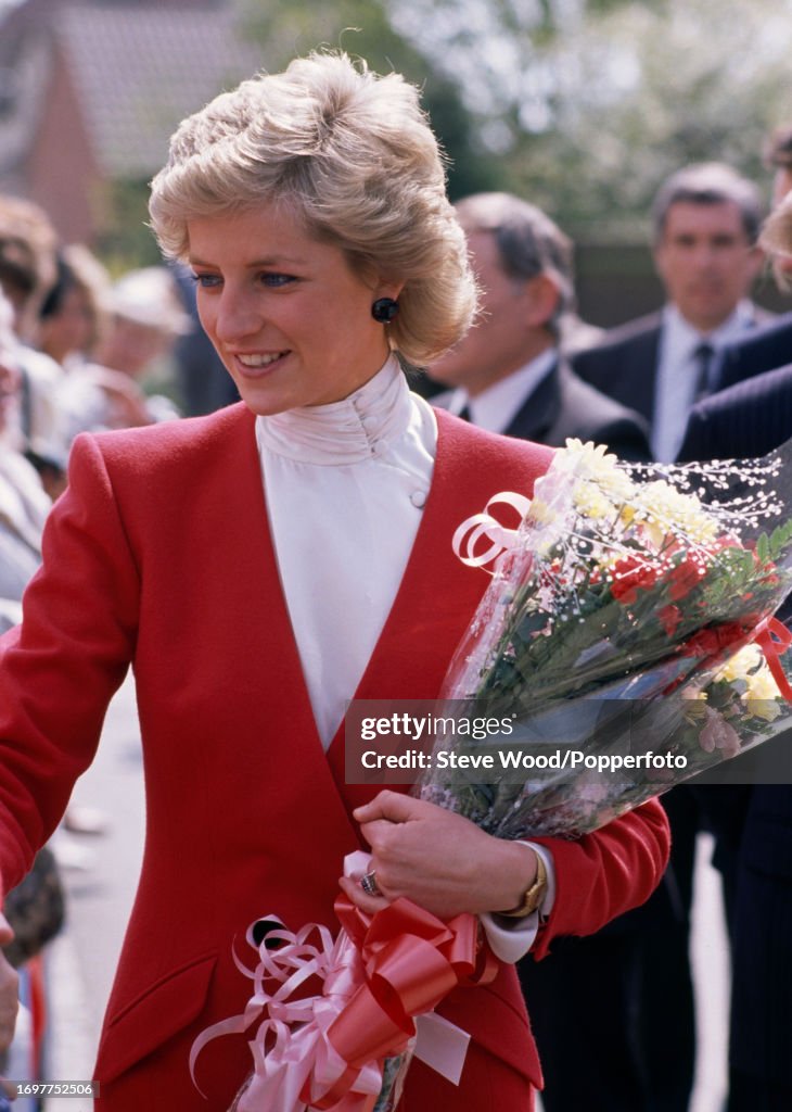 Princess Diana visiting the St Helena hospice in Colchester, England ...