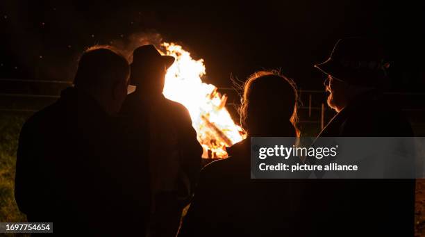 September 2023, International, Räber: Shepherds and graziers and interested parties stand together at a bonfire. On September 29, bonfires against...