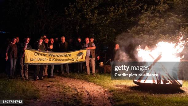 September 2023, International, Räber: Shepherds and graziers and interested parties stand together at a bonfire. On September 29, bonfires against...