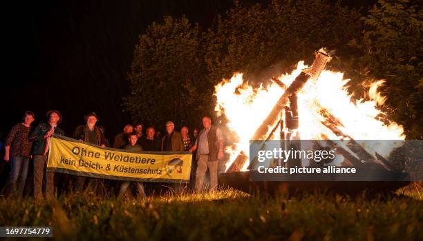 September 2023, International, Räber: Shepherds and graziers and interested parties stand together at a bonfire. On September 29, bonfires against...