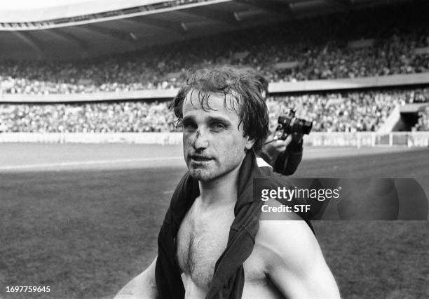 Photo datée du 05 mars 1977 du capitaine de l'équipe de France de rugby Jacques Fouroux après la victoire contre l'Ecosse sur la pelouse du Parc des...