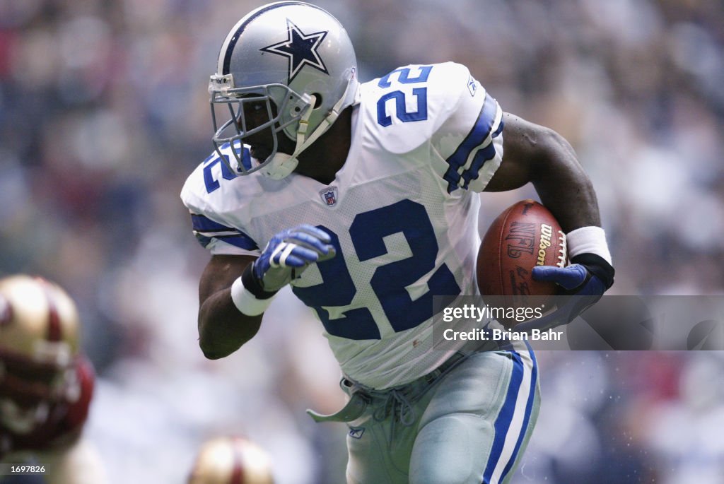 Emmitt Smith runs with the ball