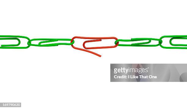 chain of paperclips - a chain is as strong as its weakest link foto e immagini stock