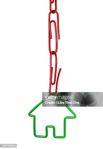 chain of paperclips with a red paperclip house - a chain is as strong as its weakest link foto e immagini stock