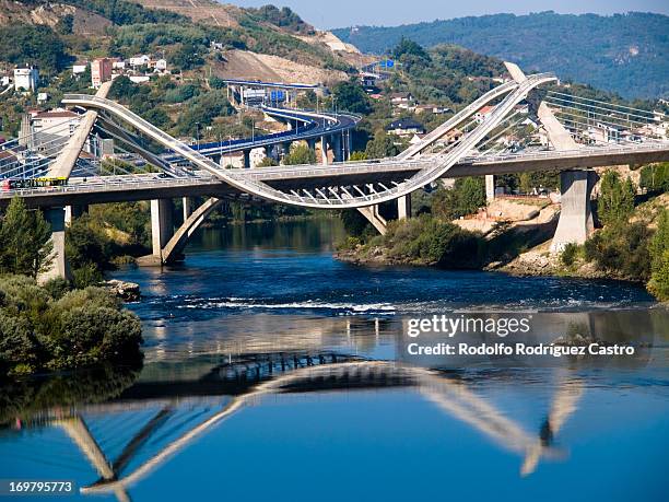 millenium bridge reflected - ourense 個照片及圖片檔