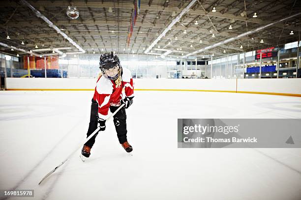 young female hockey player standing on ice - ice hockey player stock-fotos und bilder