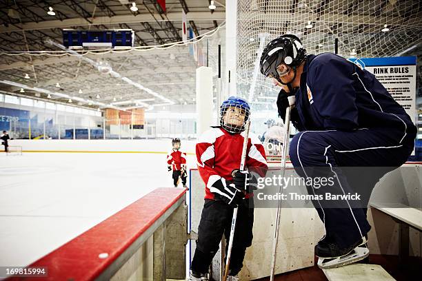 hockey coach encouraging young hockey player - vorbild stock-fotos und bilder