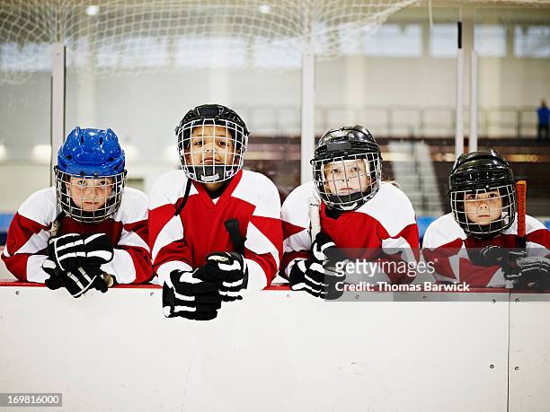 young ice hockey players in players box - ice hockey day 10 stockfoto's en -beelden