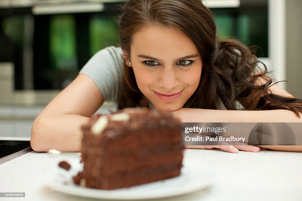 Frau schaut auf Schokoladenkuchen