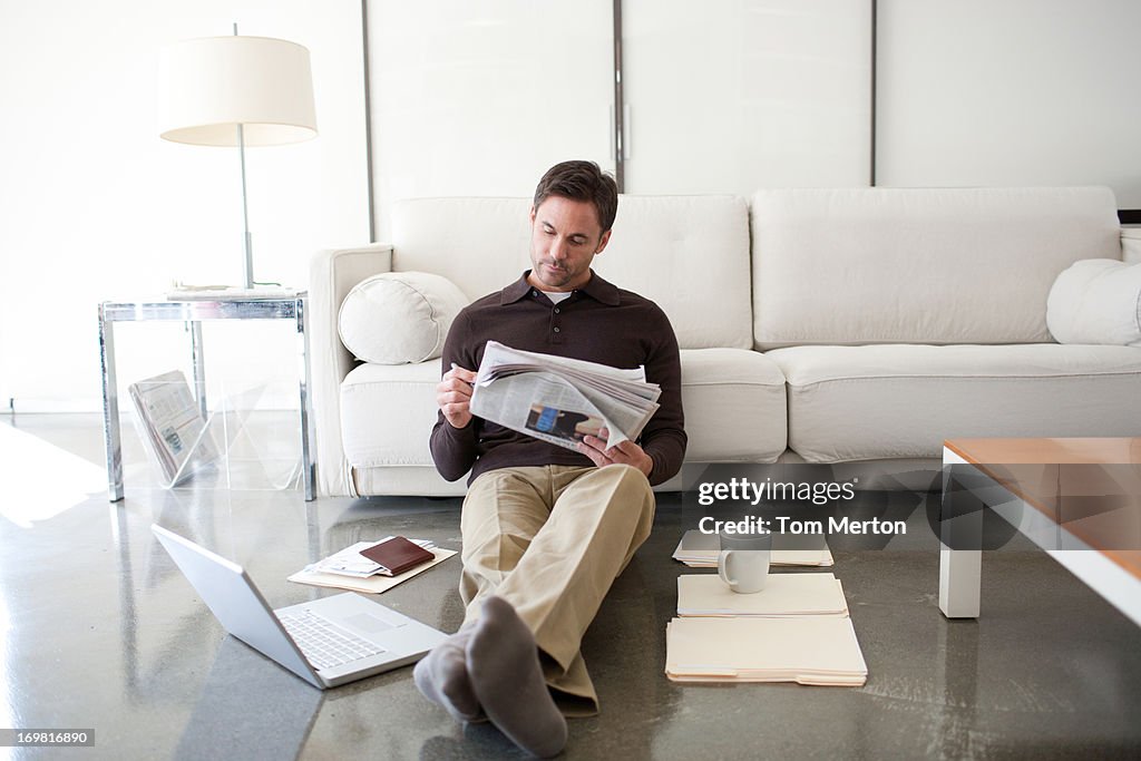 Mann, Arbeiten von Zuhause