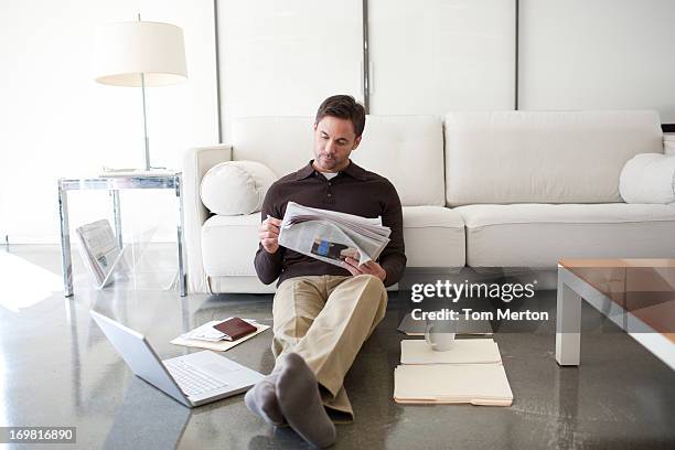 mann, arbeiten von zuhause - mittelalter mann stock-fotos und bilder