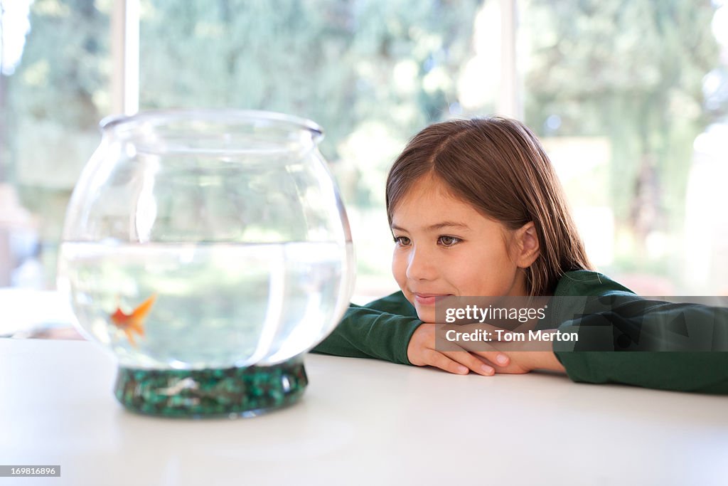 Mädchen, die ein Goldfisch in bowl