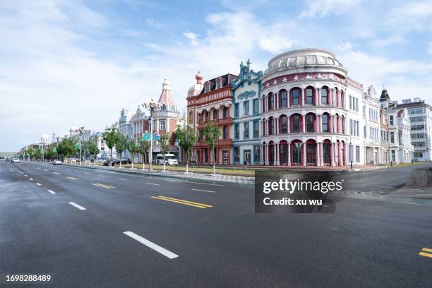 asphalt road in front of european style building - 設計 photos et images de collection