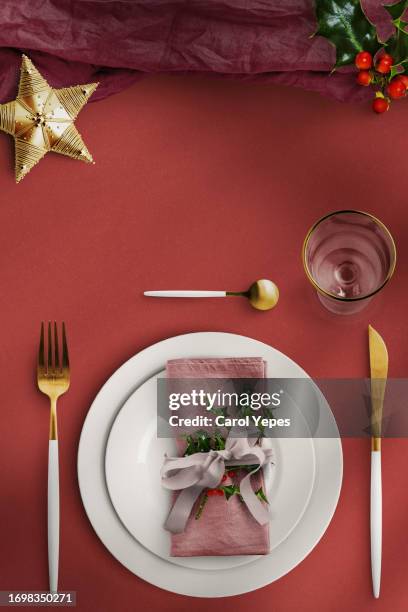 elegant christmas table setting - table dressée photos et images de collection